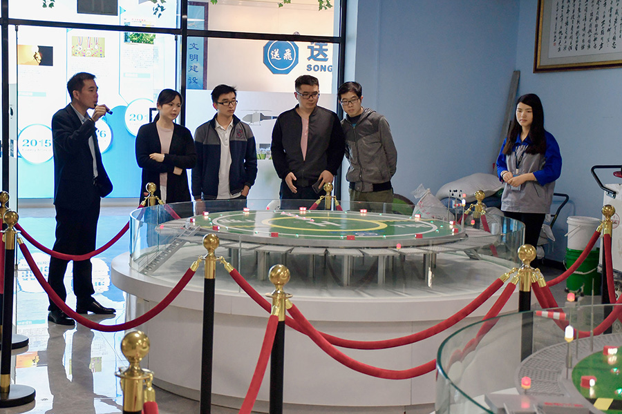 恒大地產(chǎn)領(lǐng)導(dǎo)考察送飛實業(yè)集團的留影紀念圖