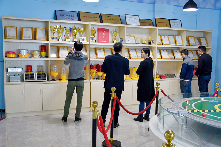 恒大地產(chǎn)領(lǐng)導(dǎo)考察送飛實業(yè)集團的留影紀念圖